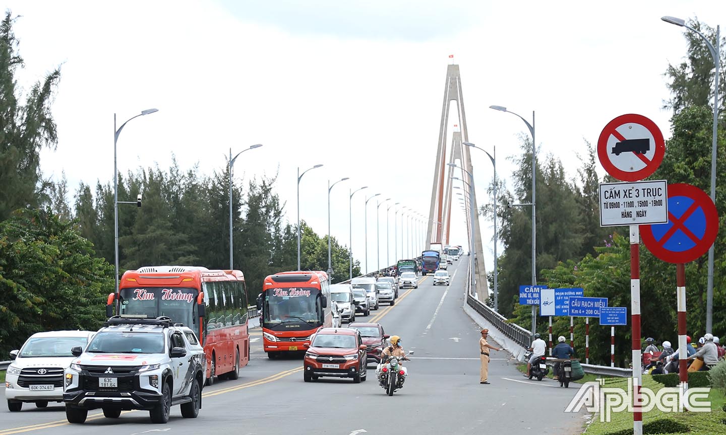 Lực lượng CSGT dẫn đoàn cho phương tiện 1 chiều qua cầu Rạch Miễu.