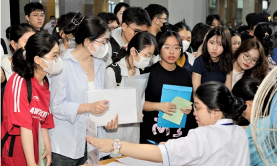 Tân sinh viên làm thủ tục nhập học tại Trường Đại học Công thương TPHCM.
