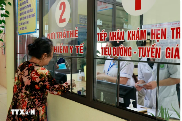Người dân đăng ký khám, chữa bệnh bằng thẻ bảo hiểm y tế. (Ảnh: Việt Dũng/TTXVN)