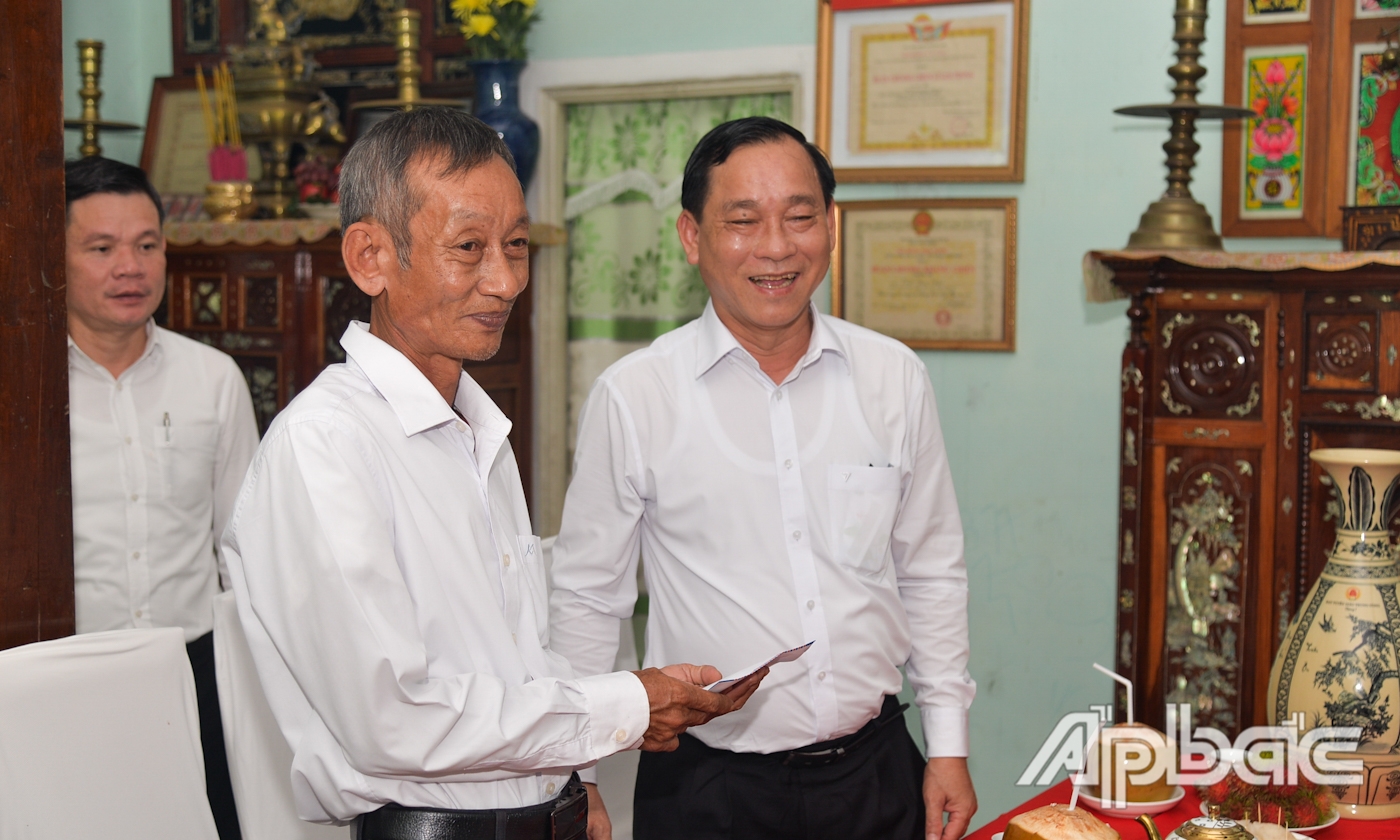 Đồng chí Nguyễn Văn Vĩnh gửi tặng quà cho gia đình Anh hùng liệt sĩ Trừ Văn Thố.
