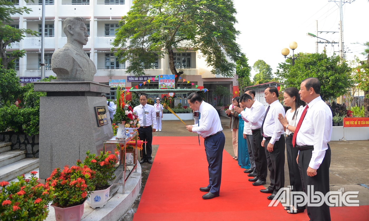Trước đó, đồng chí Nguyễn Trọng Nghĩa thắp hương tượng Anh hùng Lực lượng vũ trang nhân dân Trừ Văn Thố được đặt trang trọng trong khuôn viên Trường THCS Trừ Văn Thố.