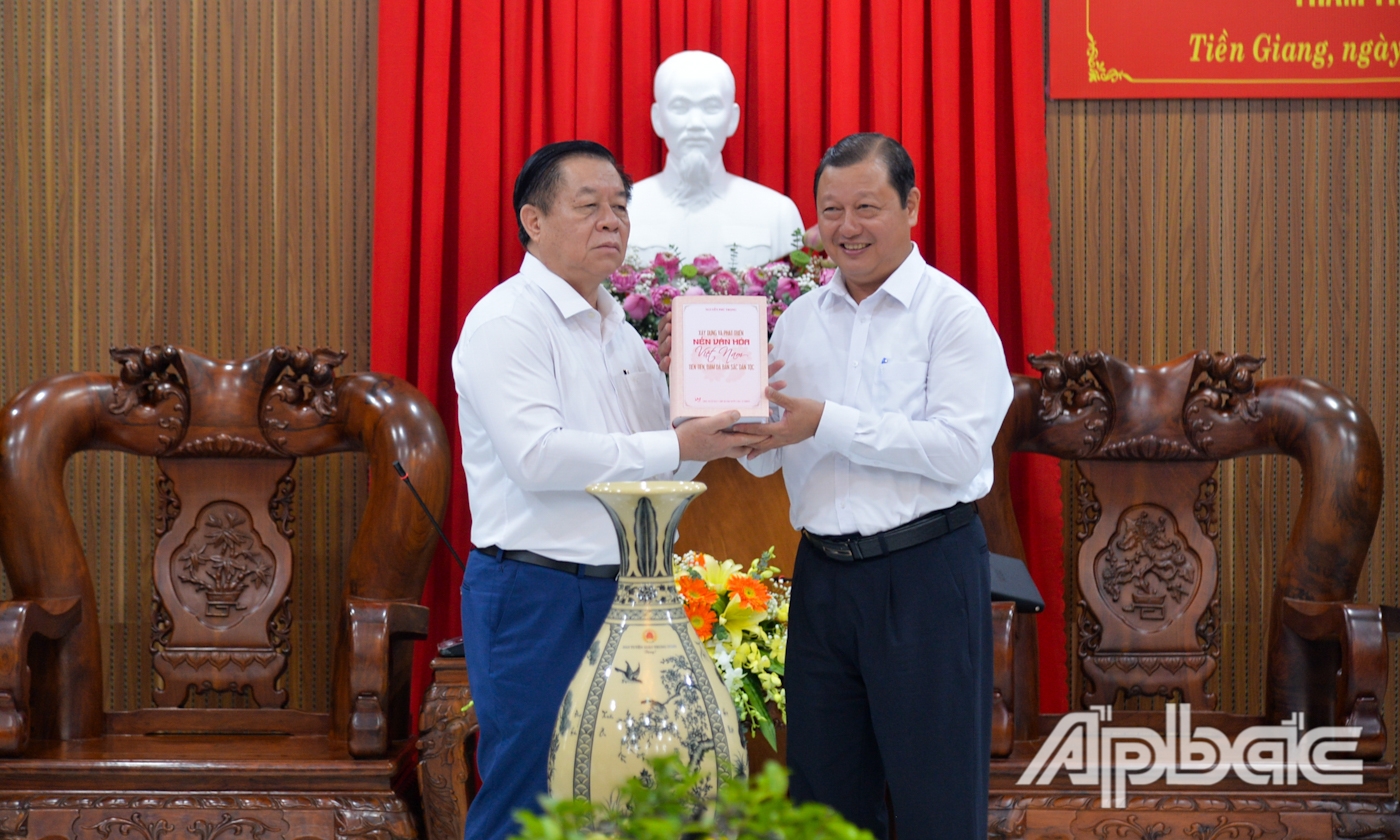 Đồng chí Nguyễn Trọng Nghĩa tặng quà lưu niệm và sách cho Thị ủy Cai Lậy.