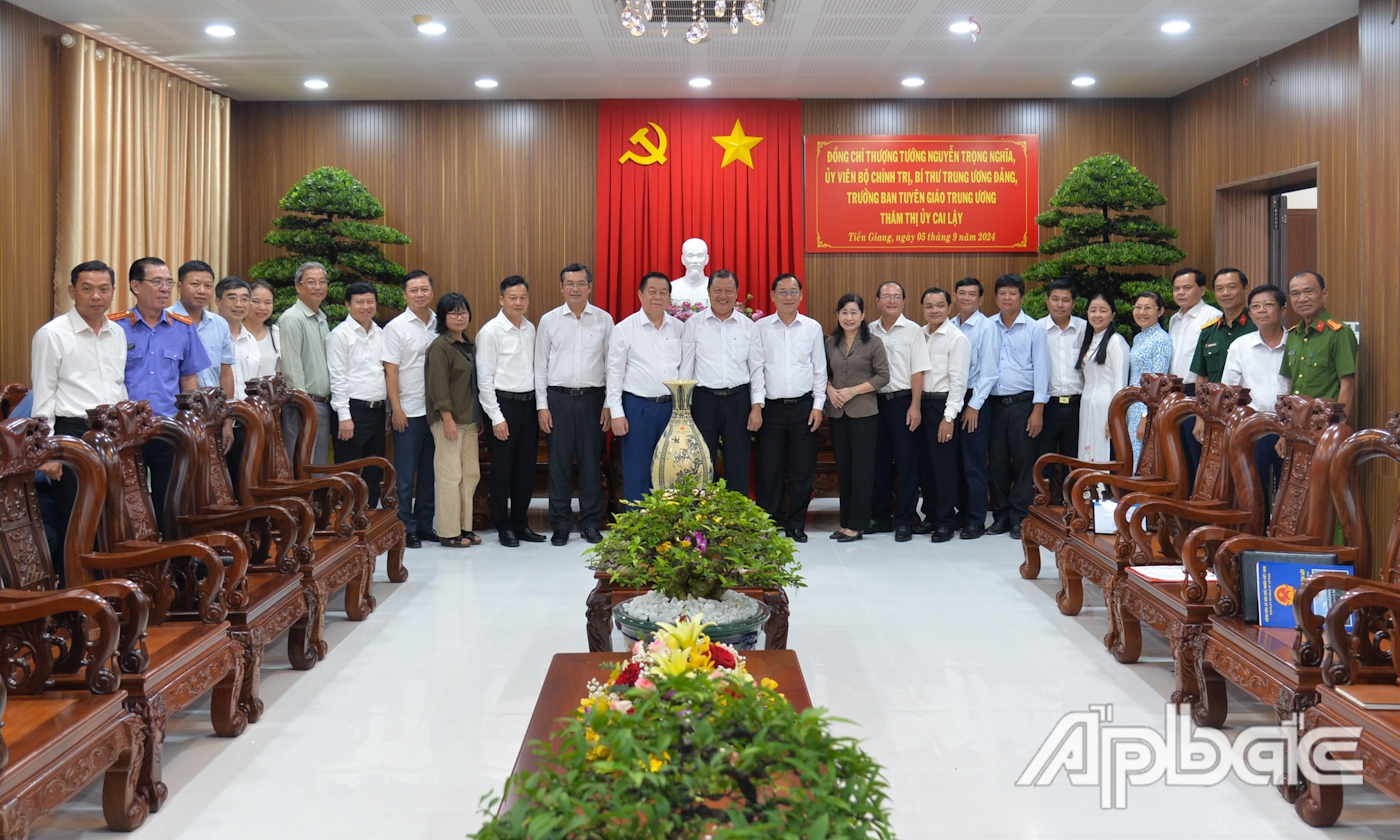 Đồng chí Nguyễn Trọng Nghĩa và đại biểu chụp ảnh lưu niệm cùng các đồng chí trong Ban Thường vụ Thị ủy Cai Lậy.
