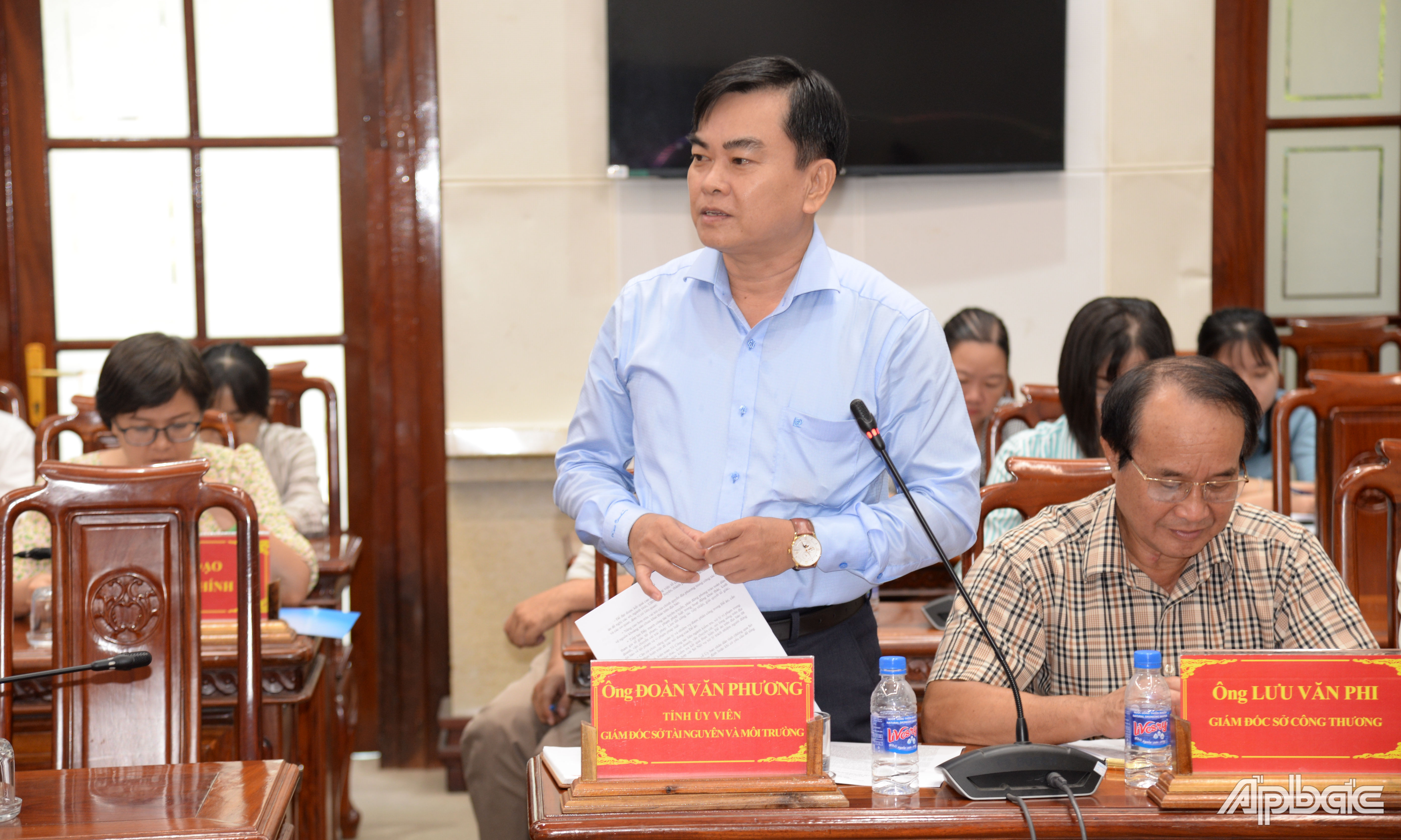 Giám đốc Sở Tài nguyên và Môi trường Đoàn Văn Phương phát biểu tại phiên họp.