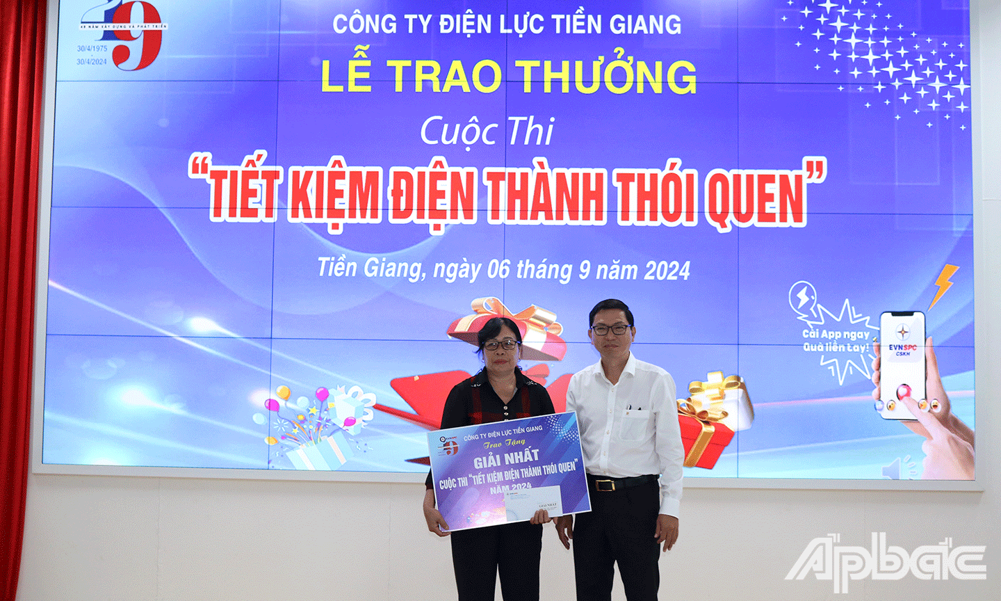 Trao giải cho các khách hàng tham gia cuộc thi “Tiết kiệm điện thành thói quen”