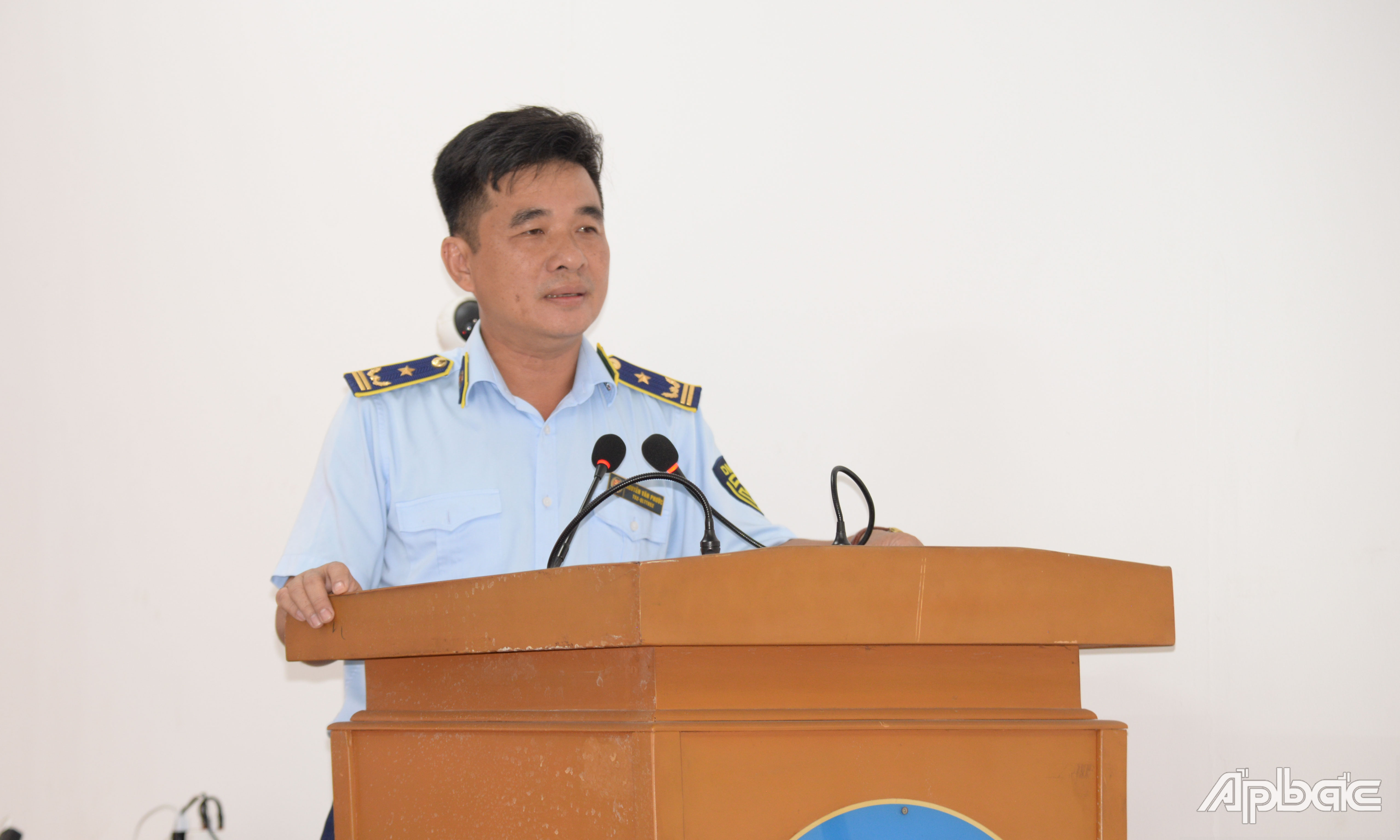 Phó Cục trưởng Cục QLTT tỉnh Nguyễn Văn Phước báo cáo đề dẫn buổi tọa đàm.