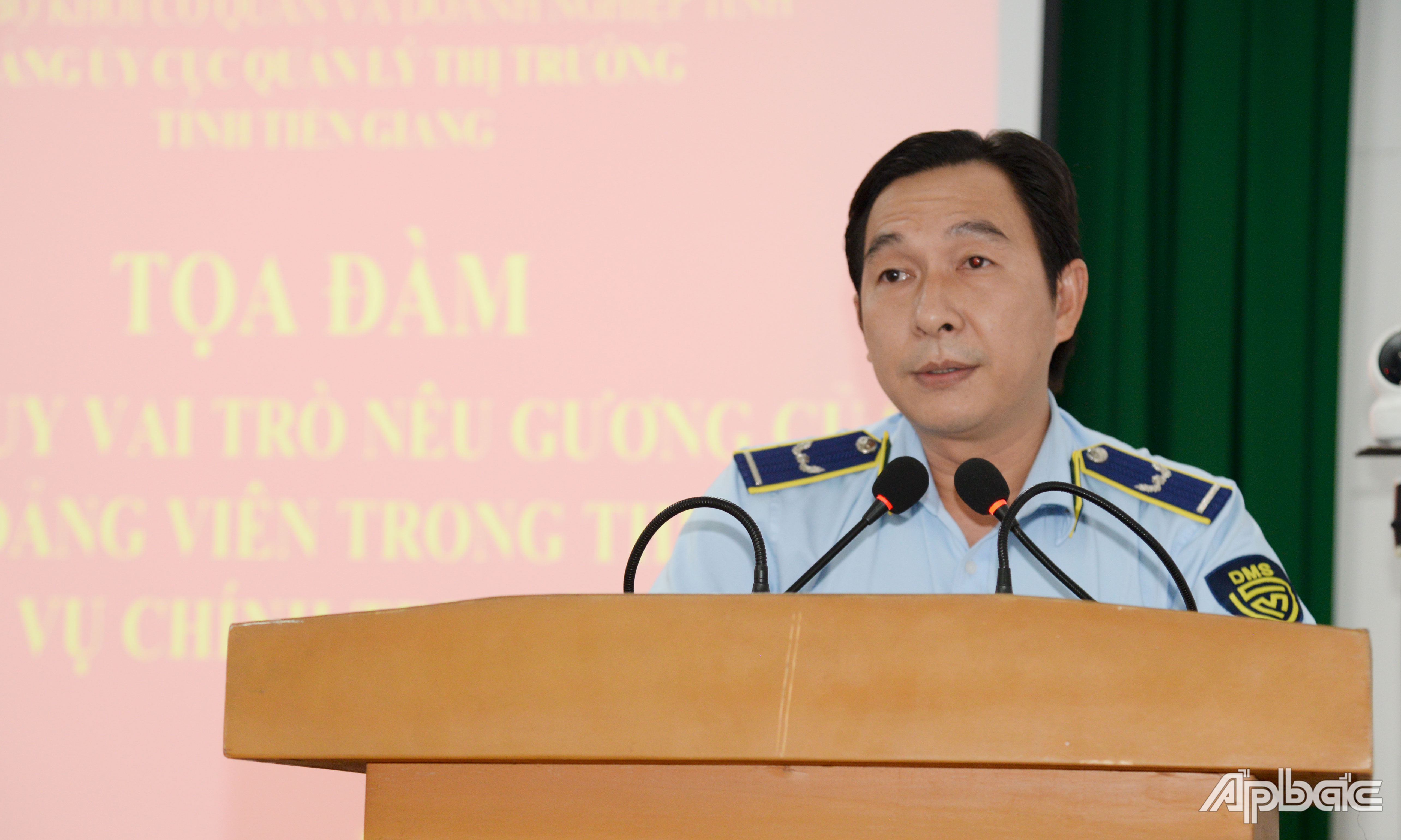 Các chi bộ phát biểu tham luận.