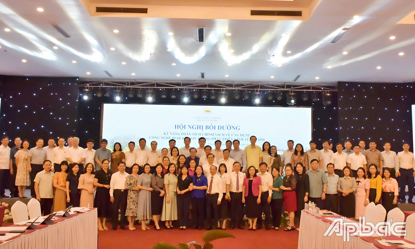 Các đại biểu chụp hình lưu niệm
