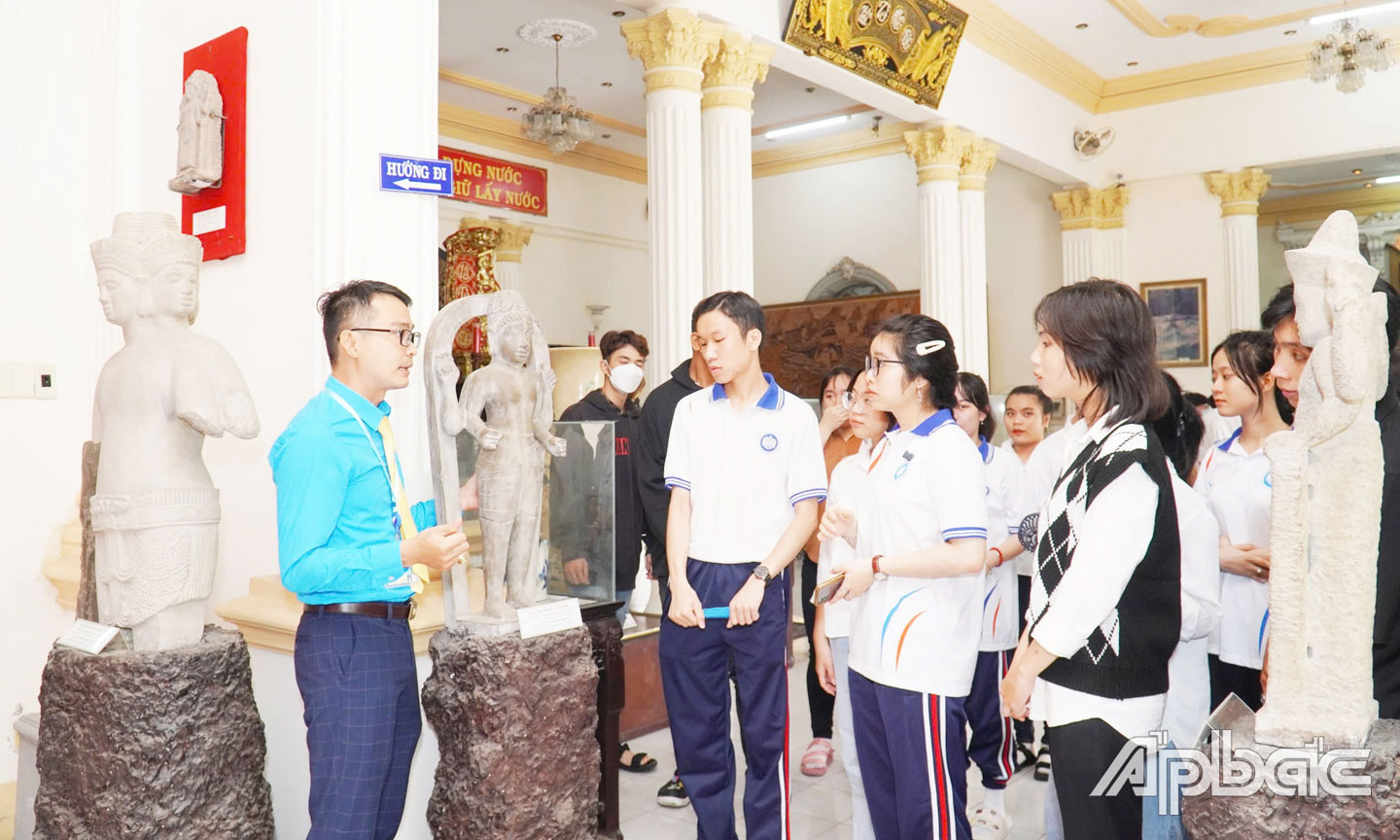 Sinh viên ngành Văn hóa học - Trường Đại học Tiền Giang tìm hiểu, nghiên cứu thực tế tại Bảo tàng tỉnh Tiền Giang.