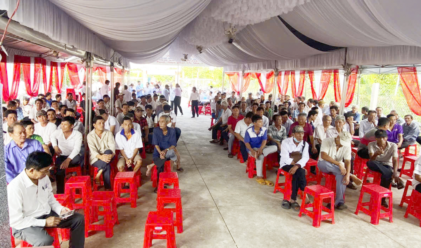 Đông đảo người dân ấp 4, xã Cẩm Sơn tham dự hội nghị bầu cử trưởng âp2