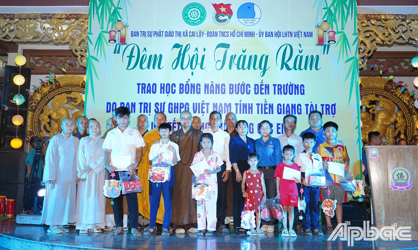 Ban tổ chức tặng quà cho các em thiếu nhi trong chương trình 
