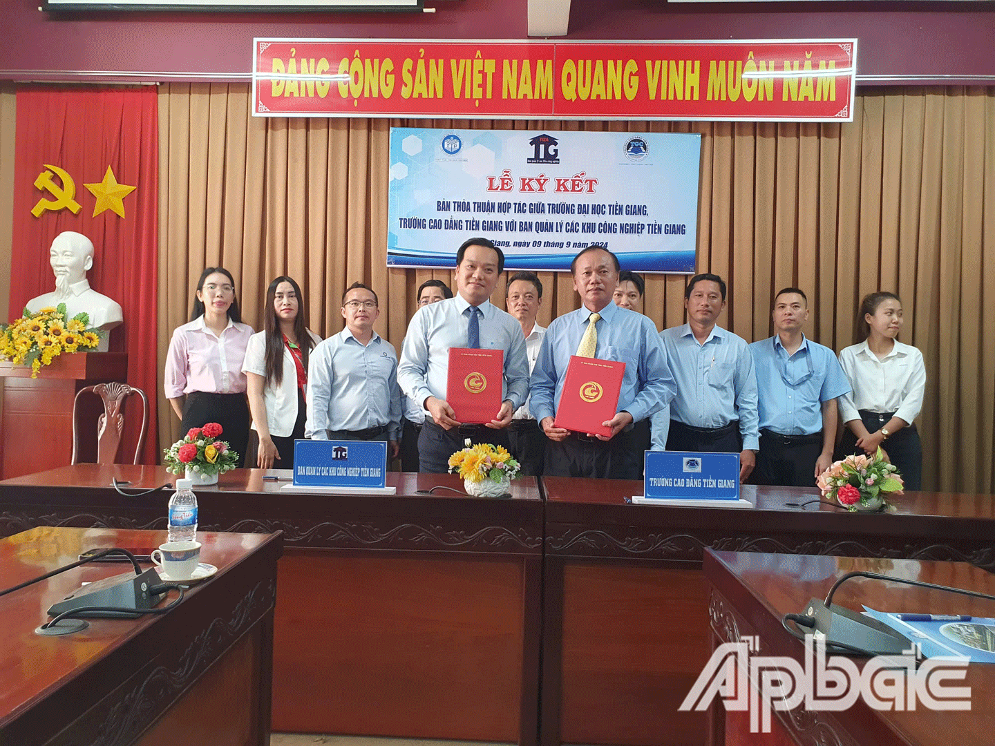 Trường Đại học Tiền Giang ký kết bản thỏa thuận hợp tác giữa Trường Cao đẳng Tiền Giang với Ban Quản lý các khu công nghiệp Tiền Giang.