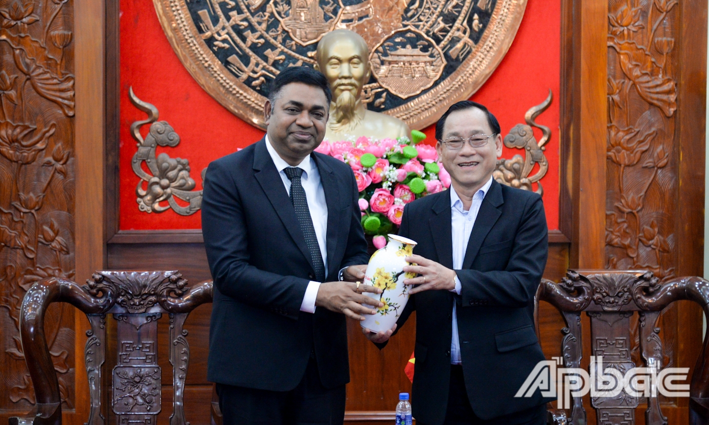 Chủ tịch UBND tỉnh Nguyễn Văn Vĩnh tặng quà lưu niệm cho Ngài Madan Mohan Sethi Tổng Lãnh sự Ấn Độ tại TP. Hồ Chí Minh.