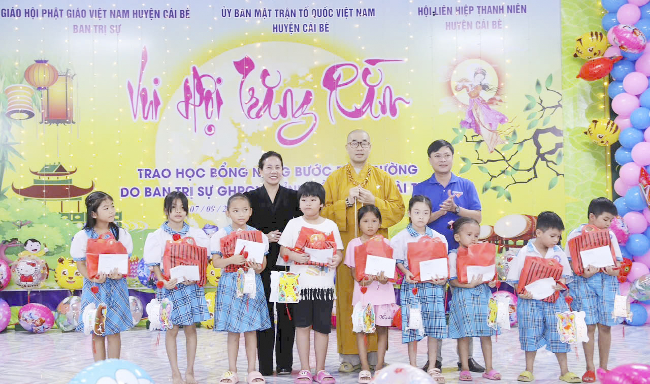 Thượng tọa Thích Quảng Lộc, Trưởng Ban Trị sự Phật giáo tỉnh trao học bổng và quà trung thu cho học sinh xã Tân Thanh, huyện Cái Bè 