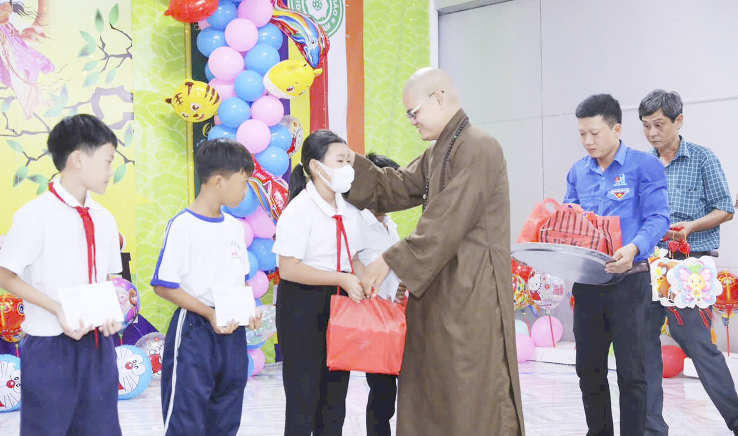 Hơn 200 trẻ em ở xã Tân Thanh, huyện Cái Bè được vui chơi tại Lễ hội trung thu do Ban trị sự Phật giáo tỉnh tổ chức