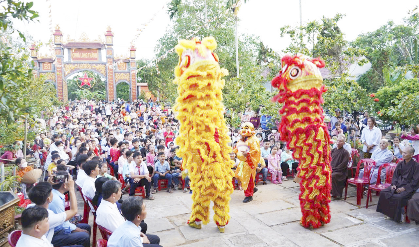 700 phần quà và 20 suất học bổng đã được chuyển đến tay học ssinh tiểu học tại TX. Cai Lậy vào ngày 8-9