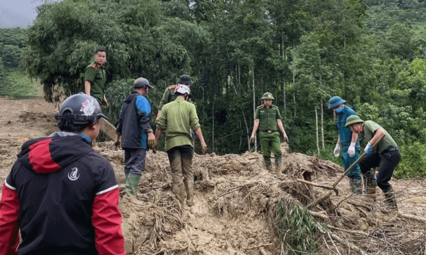 Khẩn trương tìm kiếm nạn nhân trong trận lũ quét kinh hoàng tại thôn Làng Nủ (xã Phúc Khánh, huyện Bảo Yên, tỉnh Lào Cai) vùi lấp 35 hộ gia đình với 128 nhân khẩu. Ảnh: Báo Lào Cai 