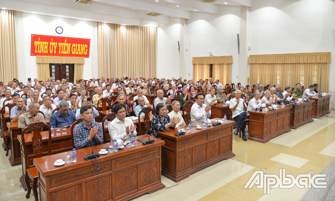 Đại biểu dự họp mặt.