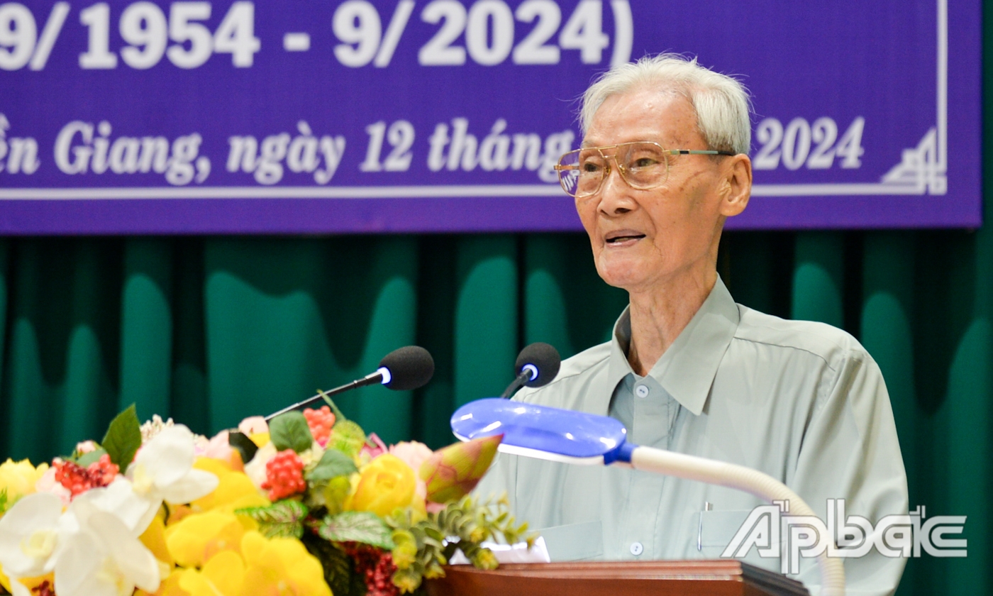 Đồng chí Nguyễn Kha, nguyên Trưởng ban Cơ yếu Khu 8 phát biểu ôn lại truyền thống ngành Cơ yếu.