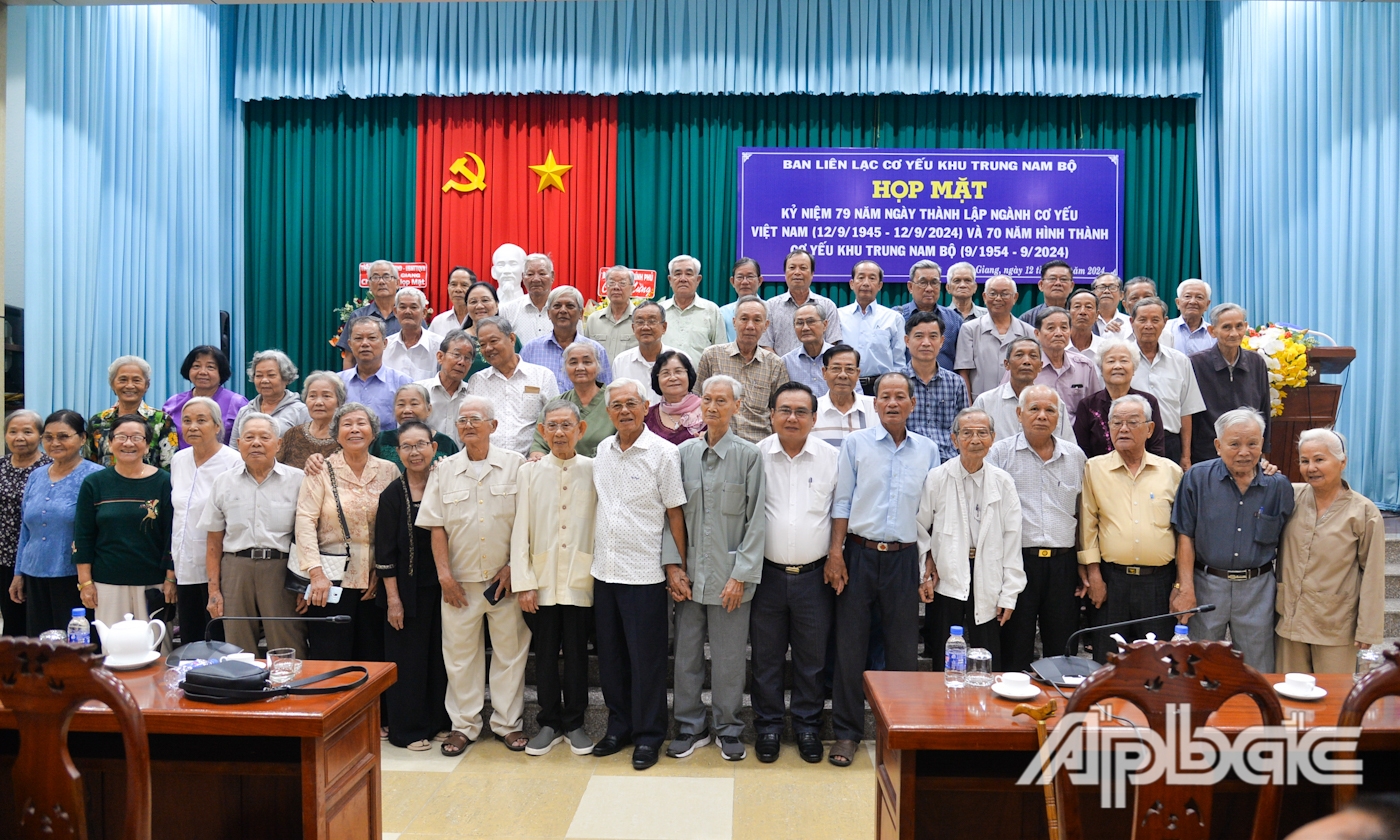 Đại biểu dự họp mặt chụp ảnh lưu niệm.