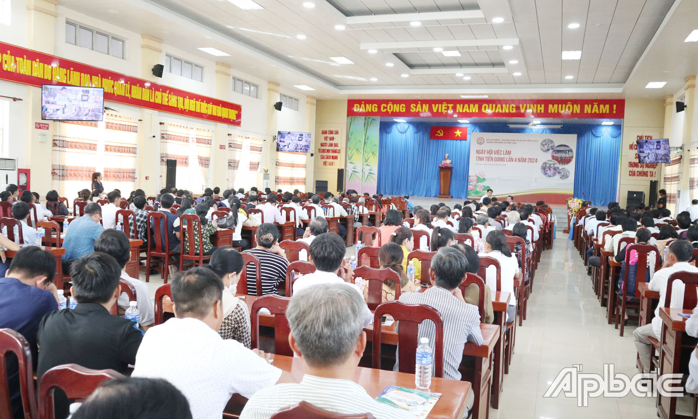Ngày hội Việc làm lần thứ 4 năm 2024 tại huyện Chợ Gạo với 17 doanh nghiệp và 300 người lao động, học sinh, sinh viên, bộ đội xuất ngũ tham gia. 					                                                                                                                                                                                                         Ảnh: Ngọc  Duyên