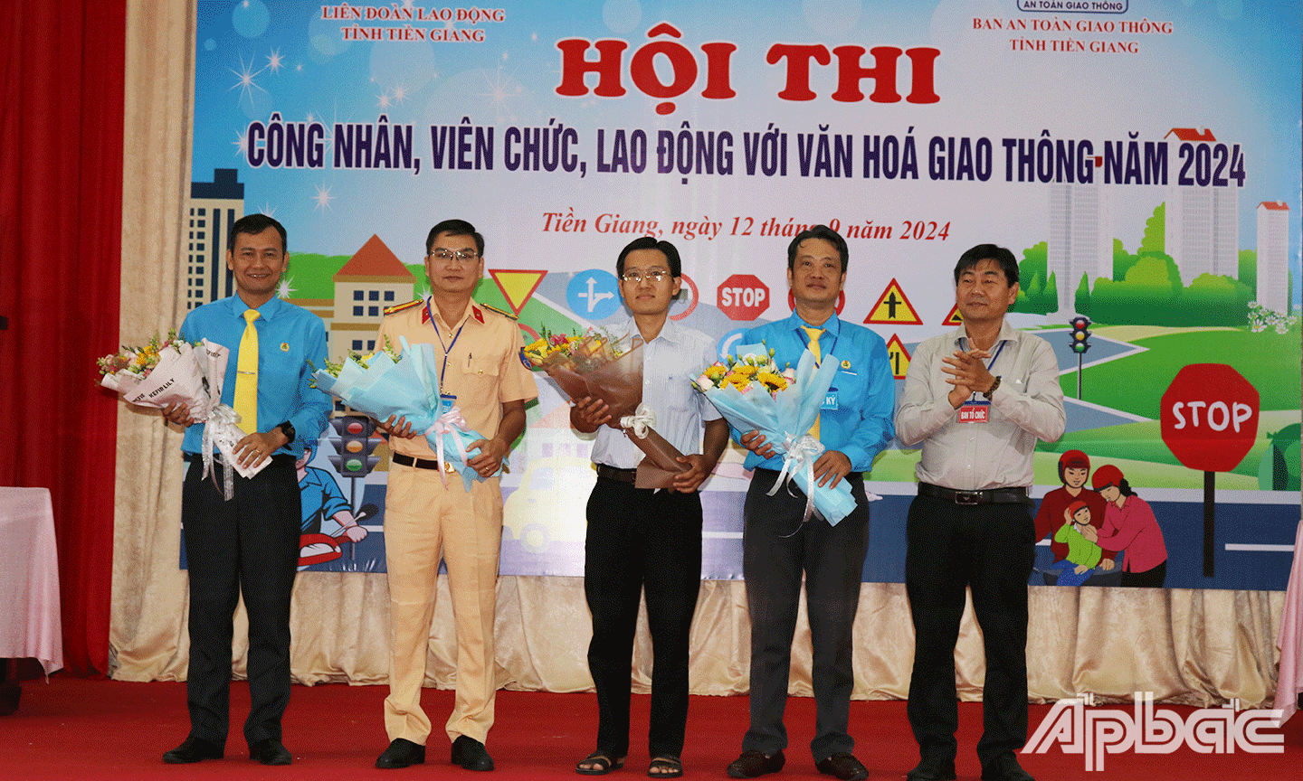 Ban giám khảo hội thi nhận hoa từ Ban tổ chức 