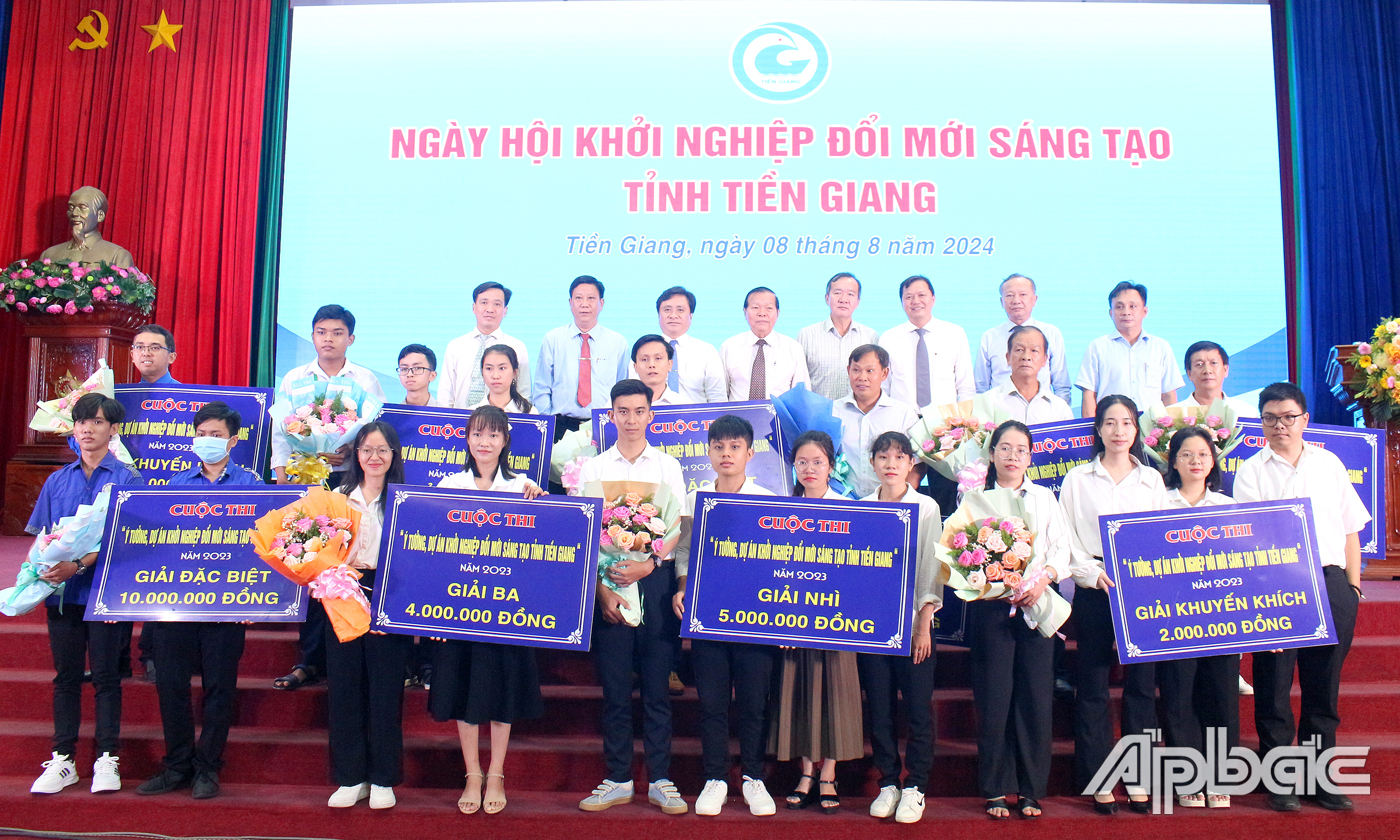 Ban Tổ chức trao giải Cuộc thi “Ý tưởng, dự án khởi nghiệp đổi mới sáng tạo tỉnh Tiền Giang năm 2023”.