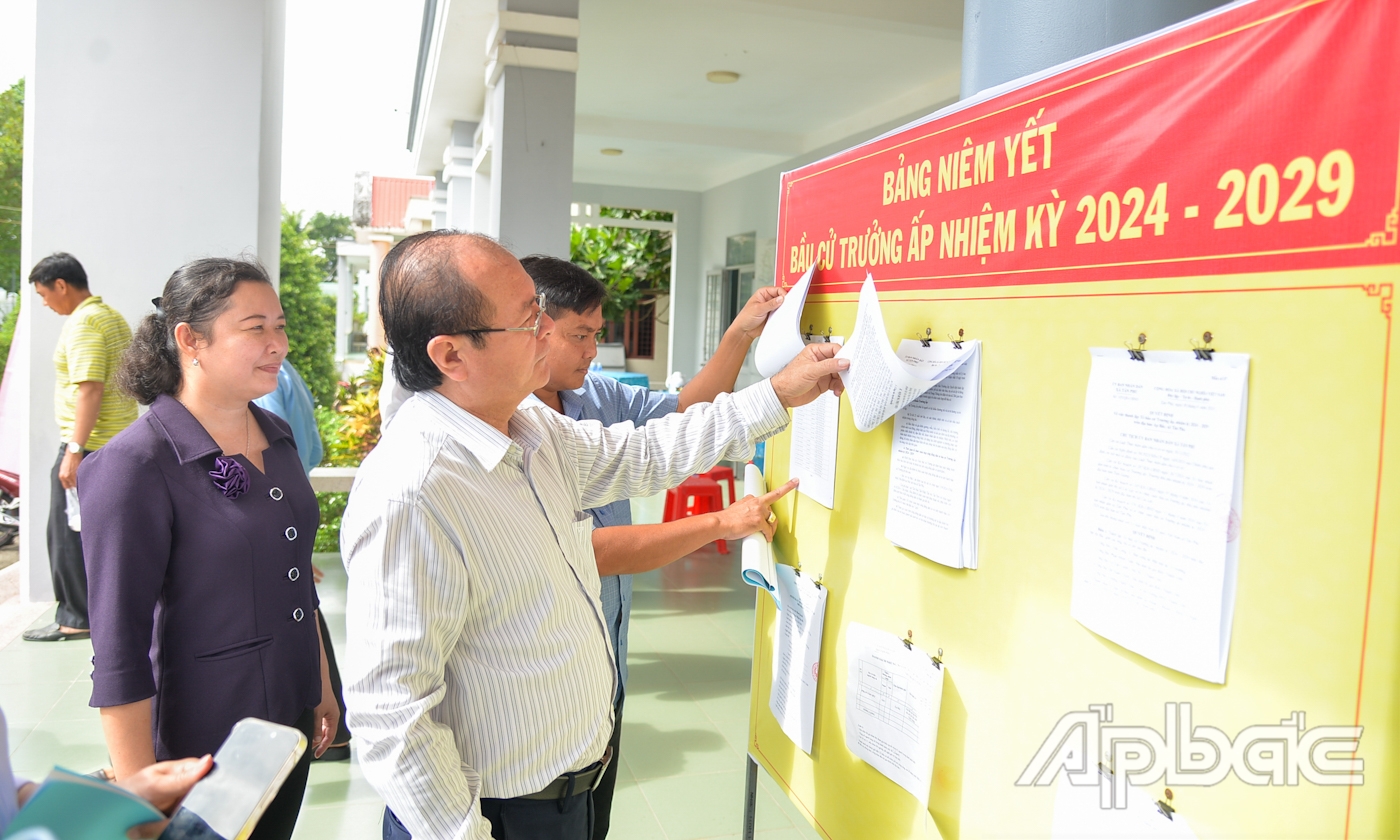 Các nội dung liên quan đến bầu cử được niêm yết công khai.