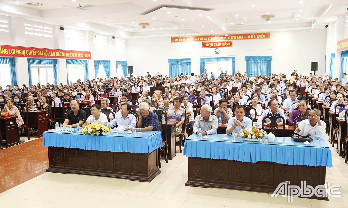 Các đại biểu và cử tri về tham dự.