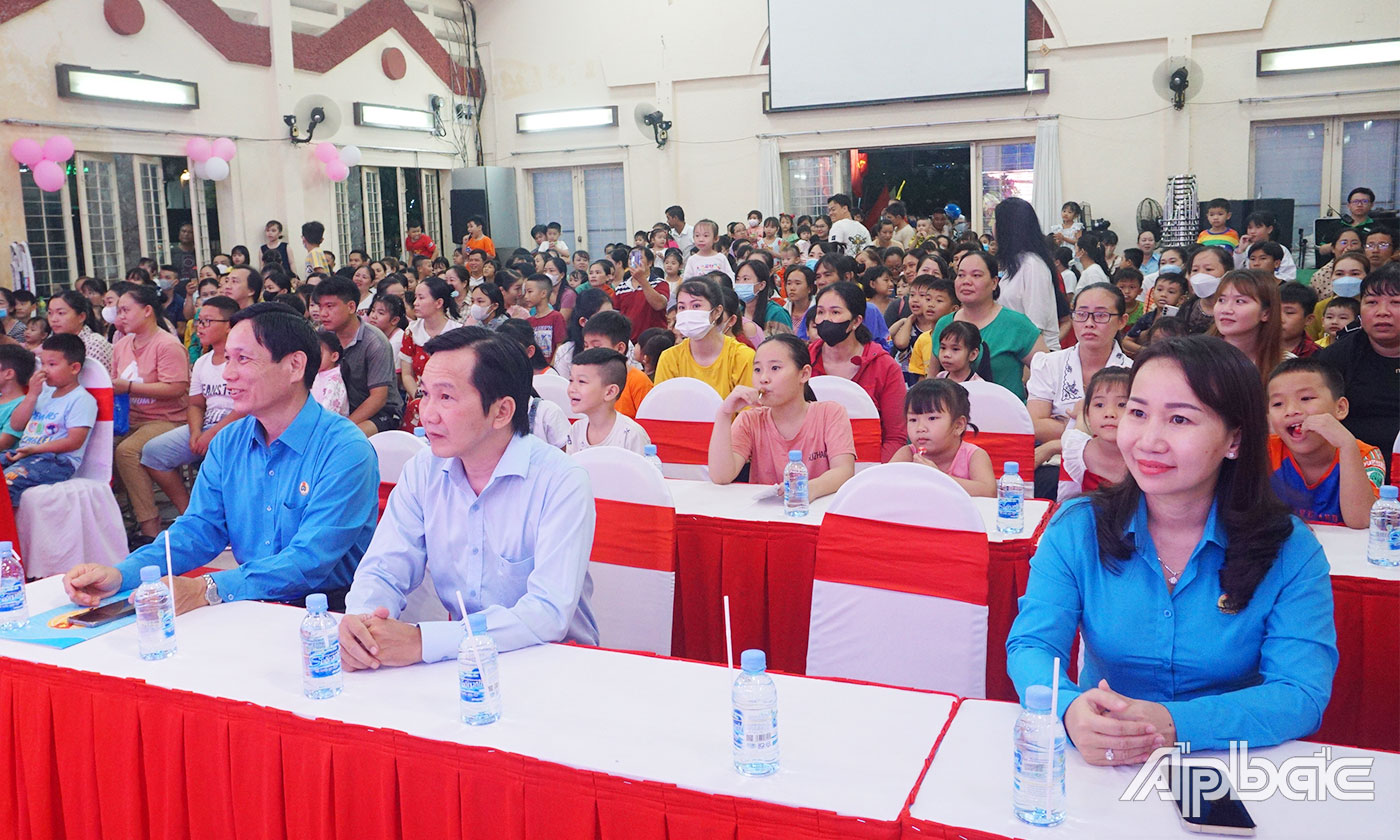 : Đại biểu và hơn 300 em thiếu nhi là con công nhân, lao động tham dự Chương trình