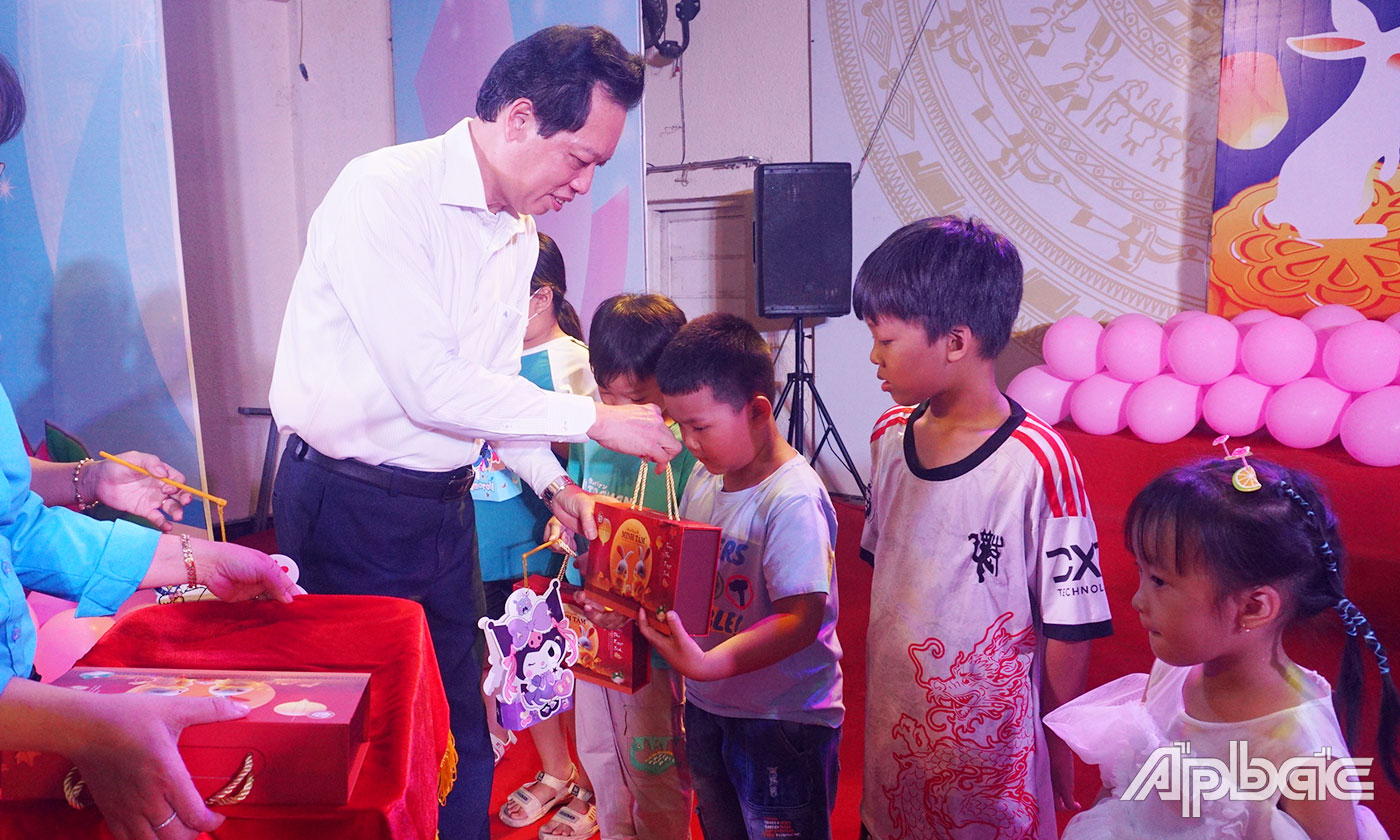 Đồng chí Nguyễn Thành Diệu trao quà trung thu cho các em thiếu nhi.