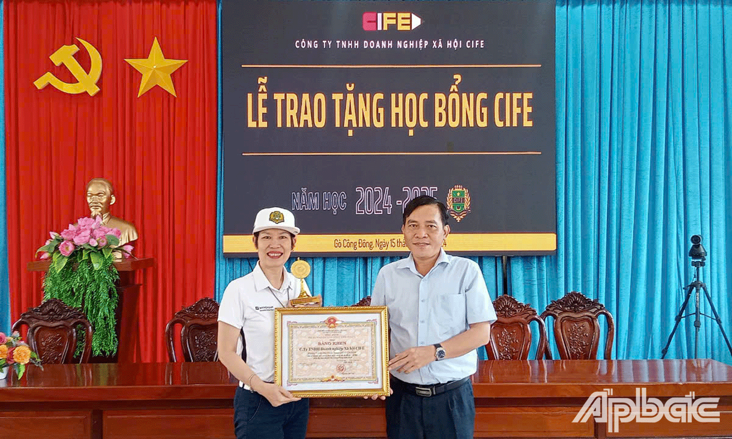 đồng chí Ngô Huỳnh Quang Thái trao Bằng khen Chủ tịch UBND tỉnh Tiền Giang cho Công ty TNHH Doanh nghiệp Xã hội CIFE 
