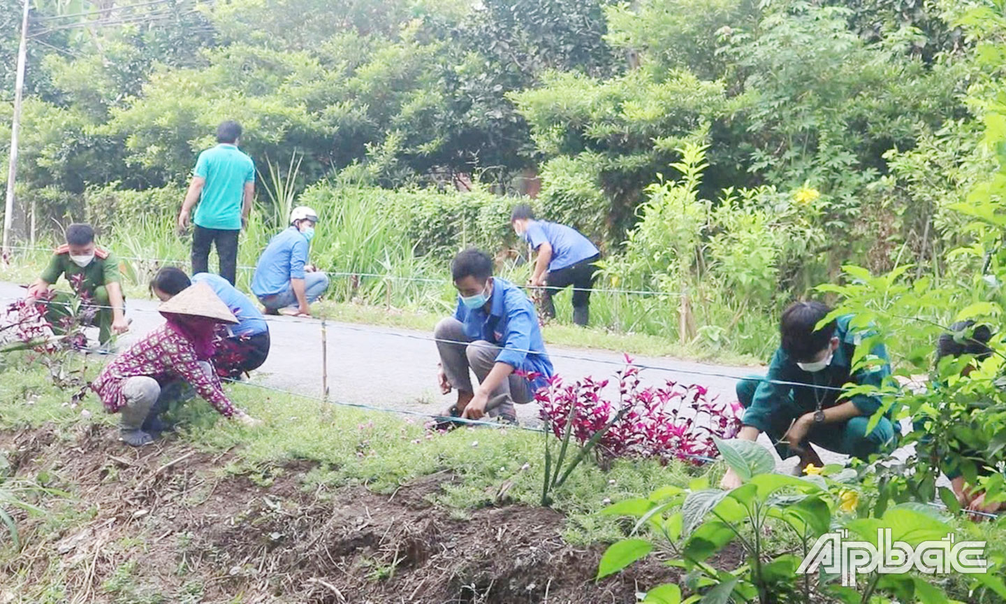 Người dân, đoàn thể xã Song Thuận dọn dẹp, chỉnh trang các đường  giao thông nông thôn.
