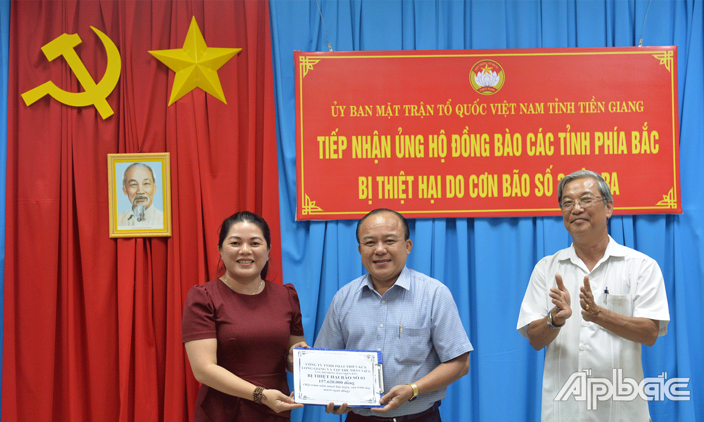 Công ty TNHH Phát triển Khu công nghiệp Long Giang trao hỗ trợ 157 triệu 620 ngàn đồng.