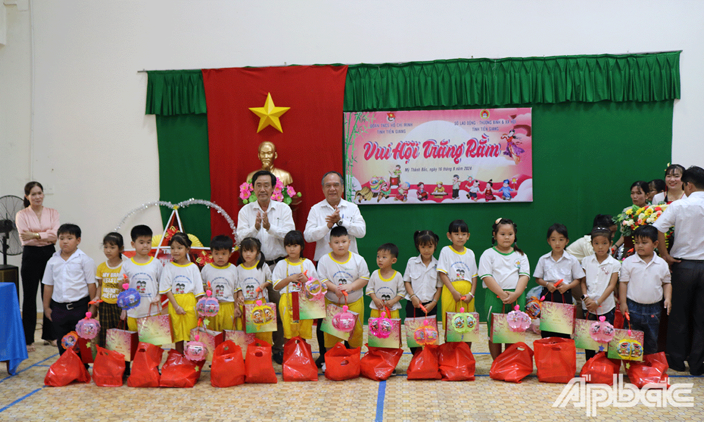 Trao tặng quả trung thu cho học sinh tại trường Tiểu học Mỹ Thành Bắc, huyện Cai Lậy, tỉnh Tiền Giang