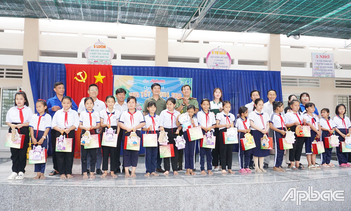 Trao quà trung thu tại Trường Tiểu học Tân Hoà Đông, huyện Tân Phước