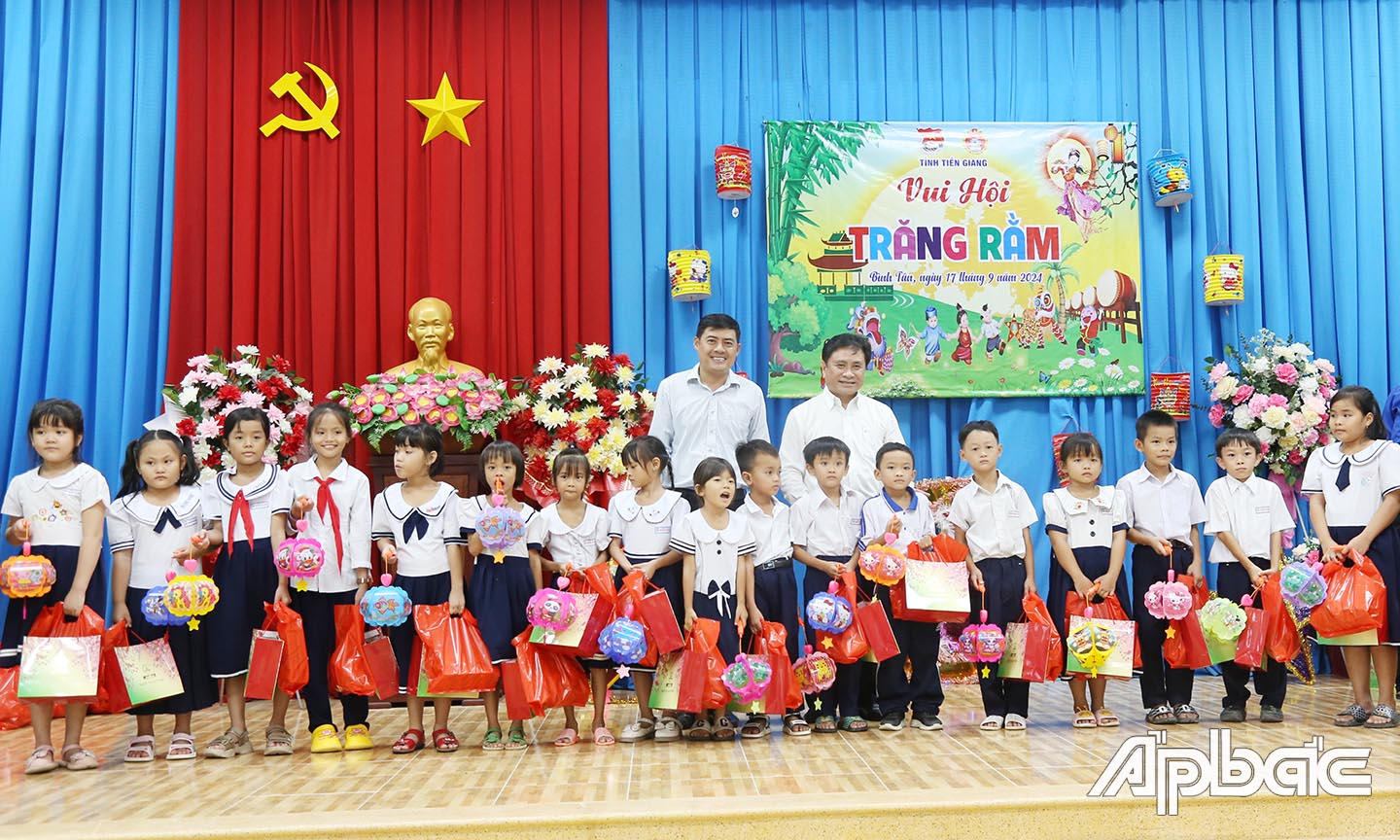 Đoàn tặng quà các em thiếu nhi xã Bình Tân.