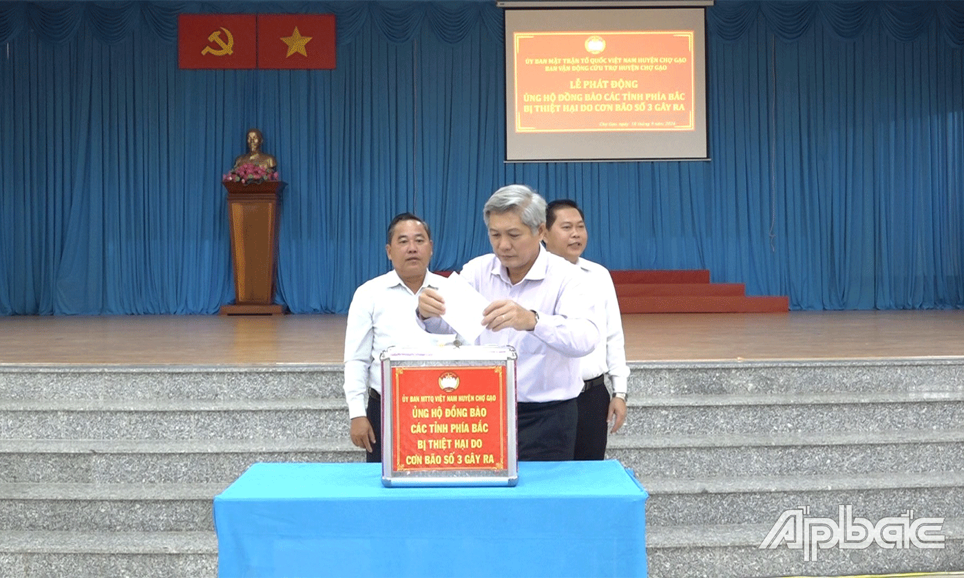 Bí thư Huyện uỷ Chợ Gạo Nguyễn Hồng Hữu đóng góp.