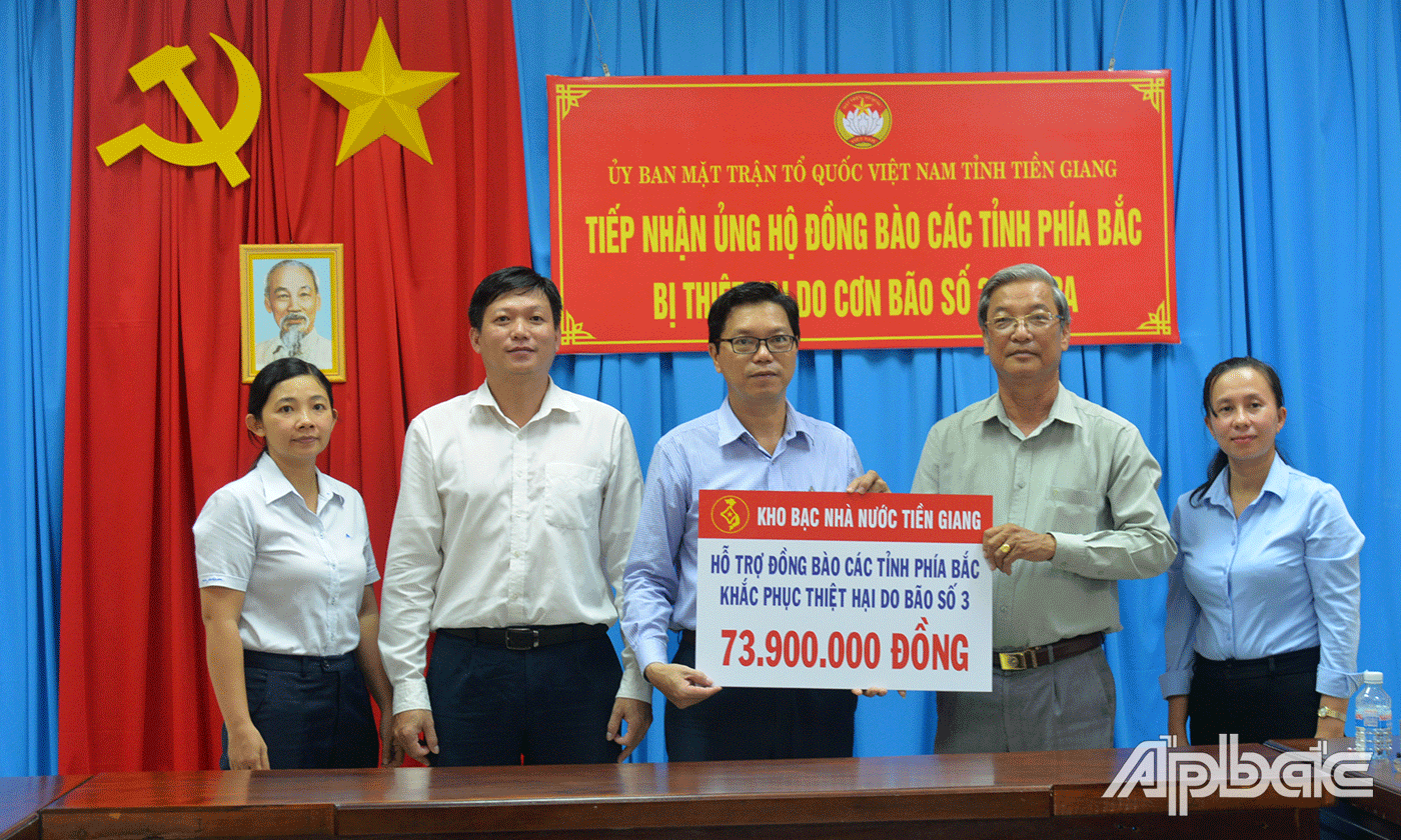 Kho Bạc Nhà nước tỉnh Tiền Giang đã trao bảng tượng trưng 73,9 triệu đồng.