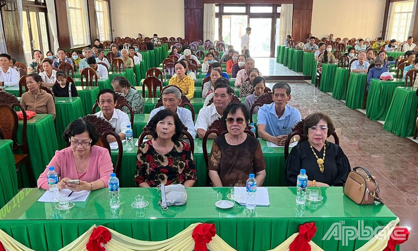 Đại biểu tham dự Lễ trao tặng thẻ BHYT cho hộ gia đình có mức sống trung bình tại huyện Cái Bè.  
