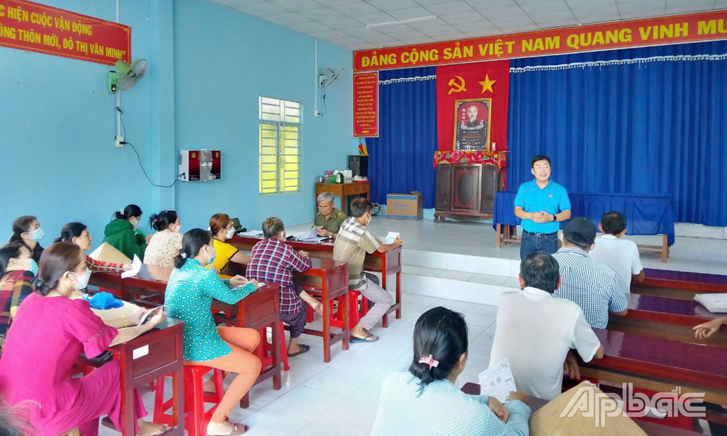 BHXH huyện Cái Bè tuyên truyền  BHYT đến với người dân.