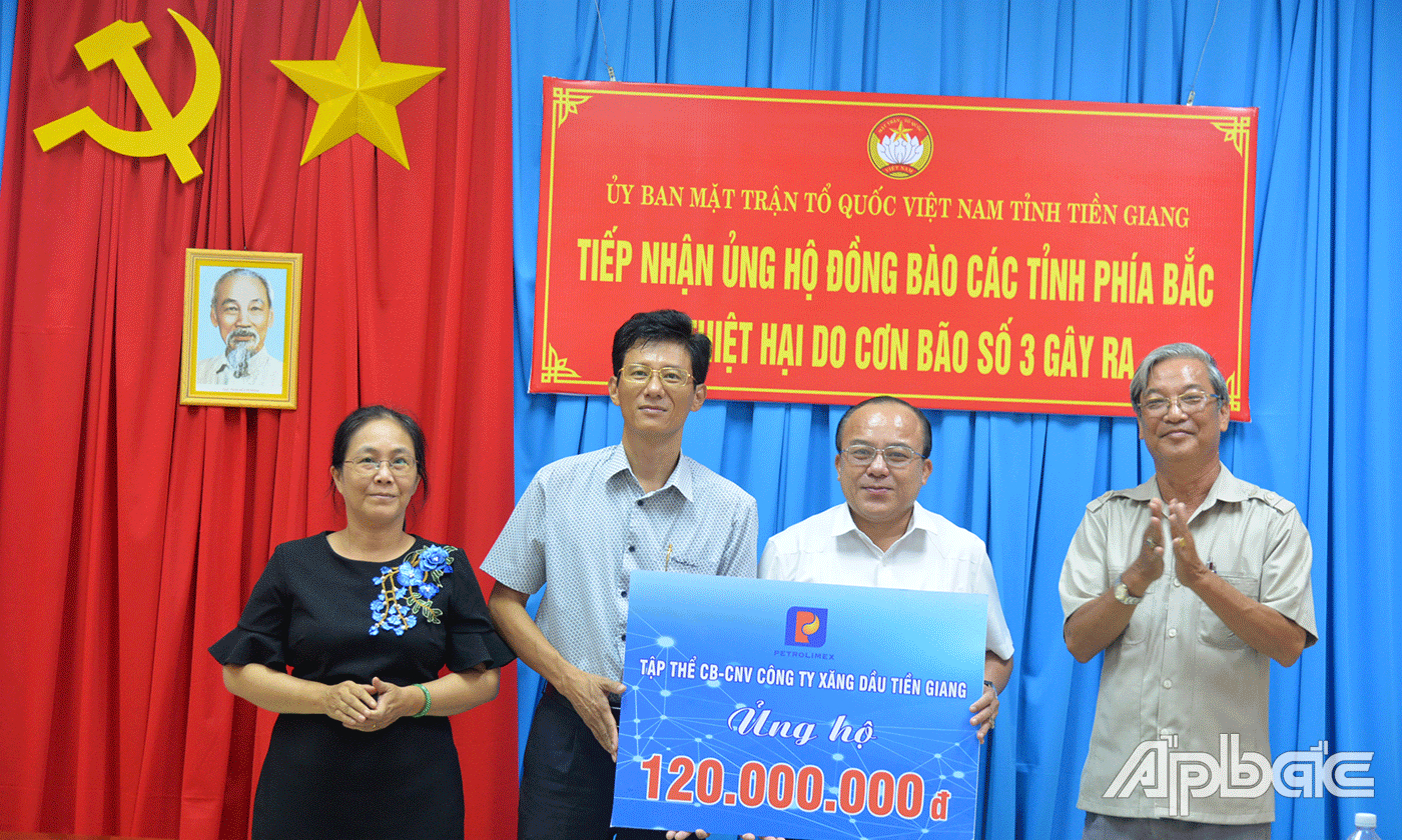 Công ty Xăng dầu Tiền Giang trao hỗ trợ đợt 2 với số tiền 100 triệu đồng.