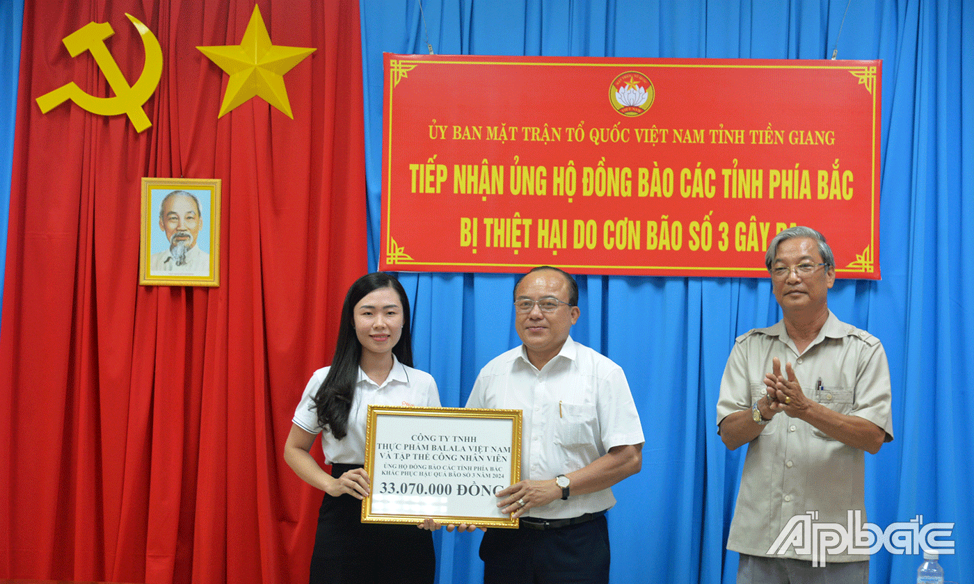 Công ty TNHH Thực phẩm Balala Việt Nam và tập thể công nhân viên trao 33, 070 triệu đồng.