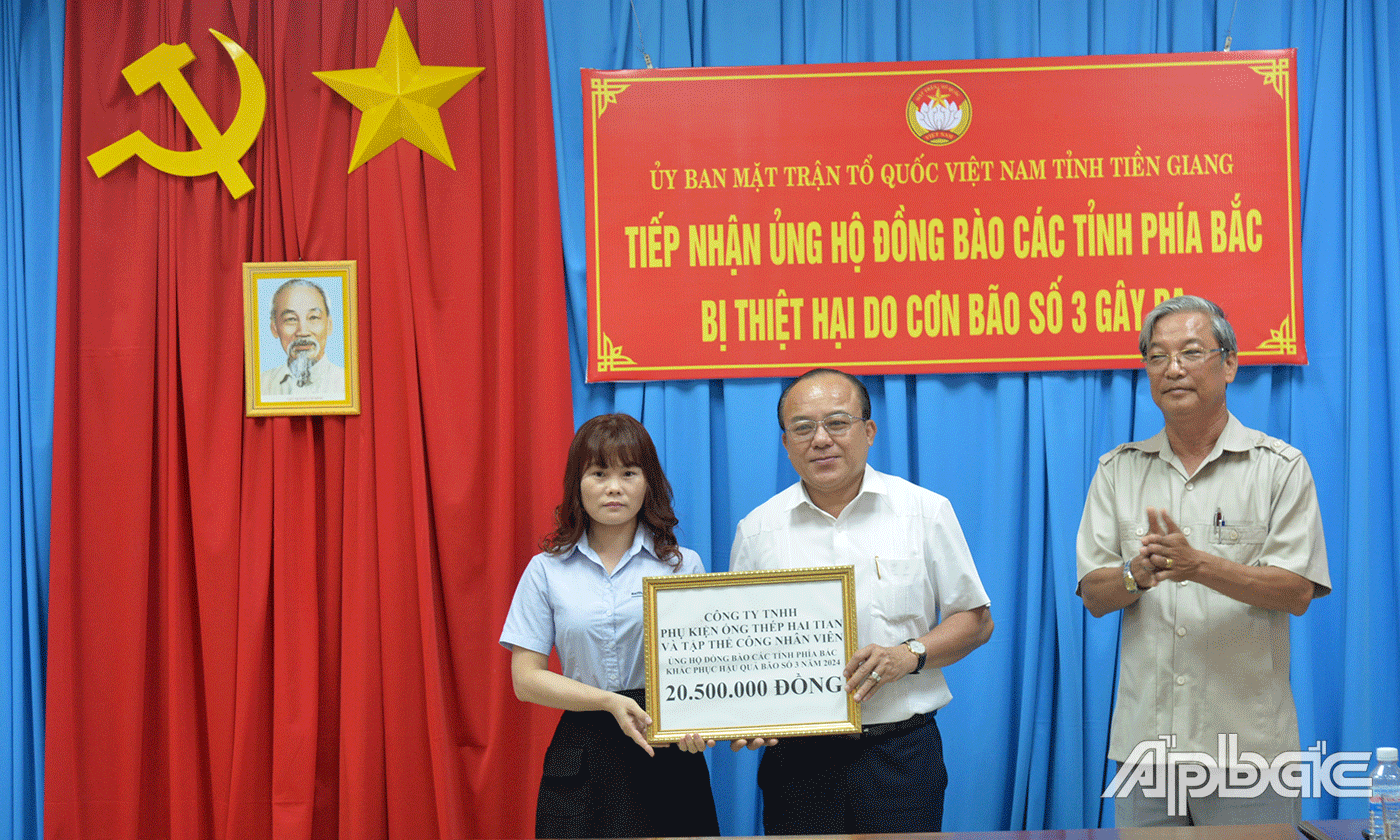 Công ty TNHH Phụ kiện ống thép Hai Tian và tập thể công nhân viên trao 20,5 triệu đồng.