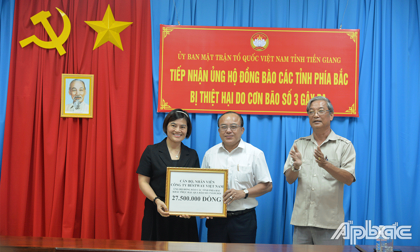 Cán bộ nhân viên Công ty BESWAY Việt Nam trao 27,5 triệu đồng.