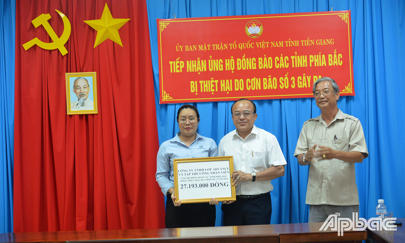 Công ty TNHH Lốp ADVANCE và tập thể công nhân viên trao 27,193 triệu đồng.