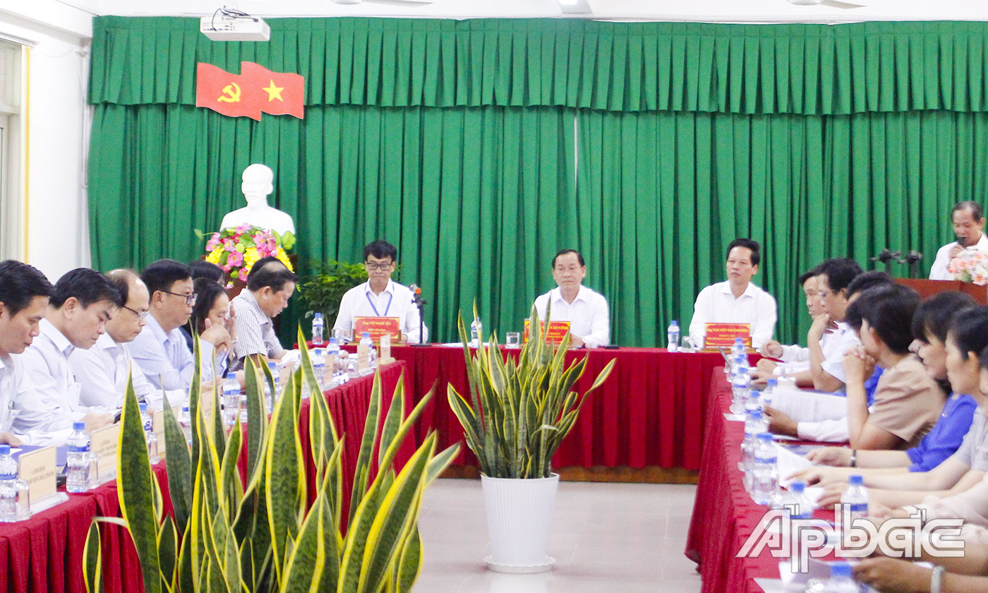 Các đại biểu tham dự buổi làm việc.