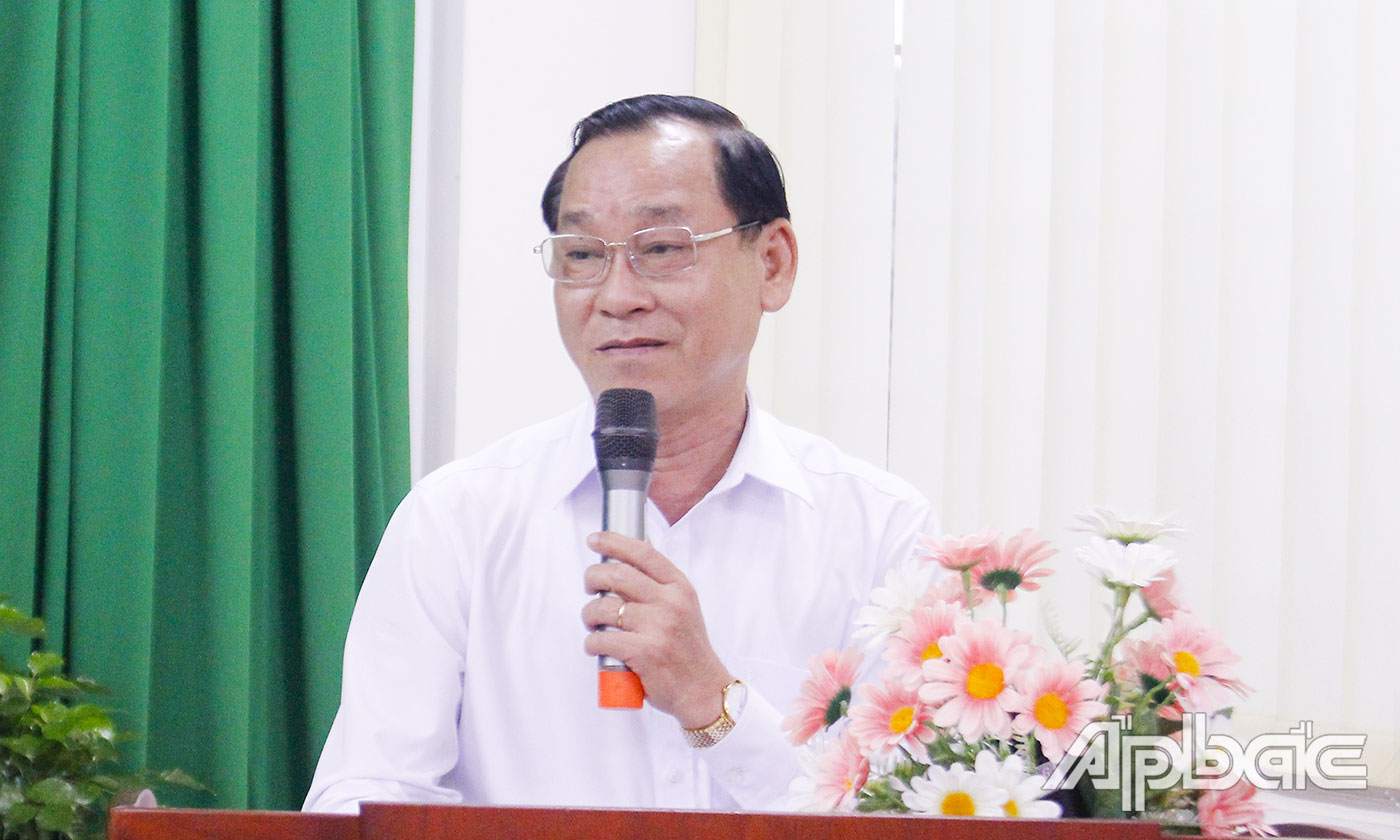 Chủ tịch UBND tỉnh Nguyễn Văn Vĩnh trao Bằng khen cho các cá nhân có thành tích xuất sắc được nhận Bằng khen của Chủ tịch UBND tỉnh trong thực hiện Chuyên đề thi đua “Nông dân sản xuất, kinh doanh giỏi” năm 2023.