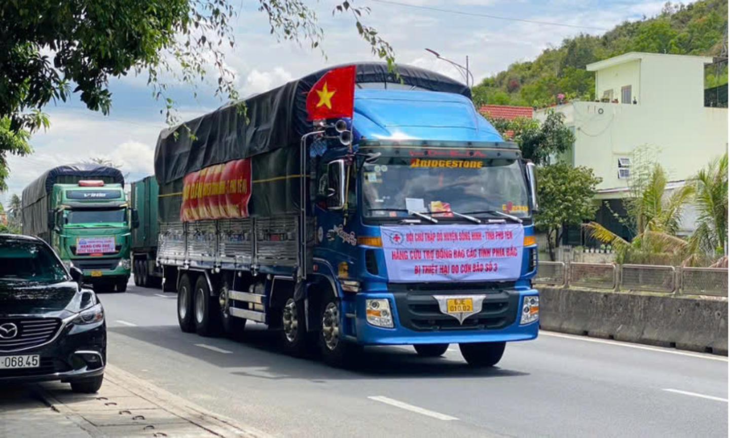 Không màu mè, các chuyến xe cứu trợ thẳng tiến tới đồng bào vùng lũ. 