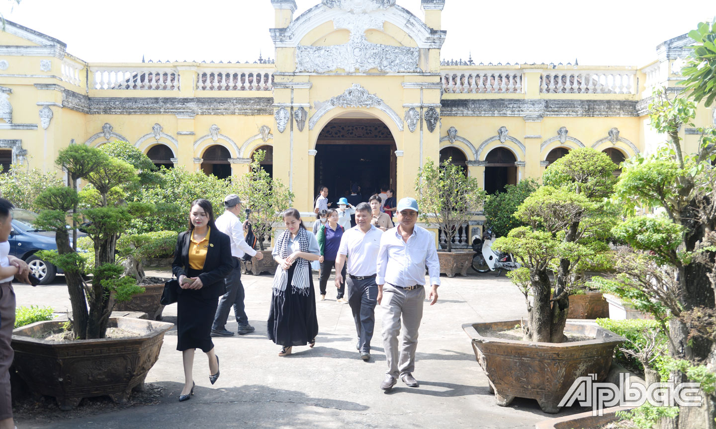 Du khách tham quan di tích Nhà Đốc phủ Hải ở TP. Gò Công.